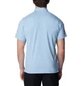 Polo de hombre Columbia Tech Trail, color blanco, de manga corta, con logo bordado en el pecho. Confeccionada en tejido hidroabsorbente Omni-Wick™ con elastano.