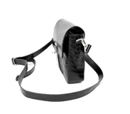 Bandolera negra mediana de cuero con patrón texturizado, cierre con solapa y botón magnético, cierre de cremallera interior, correa ajustable y herrajes plateados.
