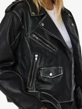 Chaqueta de cuero negra con cuello biker, cierre de cremallera asimétrica, mangas largas, tirantes en los hombros, cinturón en la cintura, forro de poliéster y bolsillos frontales.