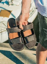 Sandalias Aura para hombre, color marrón chocolate, con tiras ajustables con velcro y plantilla acolchada.