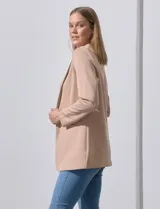 Blazer color beige, entallado, con cuello con solapa, abertura central con botón y bolsillos delanteros.