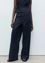 Pantalón wide leg de tiro medio color azul oscuro, con cierre de botón, gancho y cremallera ocultos, trabillas, cinco bolsillos y lazo ajustable en la cintura.