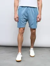 Bermuda deportiva negra de felpa con efecto lavado, con logo Umbro estampado en blanco en la pierna derecha.