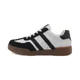 Zapatillas urbanas de cuero negro con tres tiras blancas en el lateral y suela marrón.