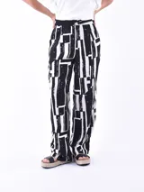 Pantalón de vestir de corte recto con estampado abstracto en blanco y negro.