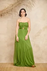 Vestido largo verde manzana strapless de gasa liviana con corte en la cintura y falda escalonada.