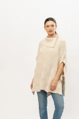 Capa tipo poncho tejido de punto en algodón con destellos en lurex, de corte suelto.