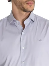 Camisa de manga larga en color celeste, de corte clásico con cuello y botones frontales.