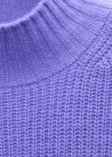 Jersey de punto de lana color lila con cuello perkins y manga corta.
