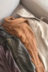 Campera bomber de cuero ovino blanco con detalle de pasamanería en mangas.