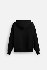 Sudadera con capucha gris confeccionada en tejido de algodón con interior rizo. Tiene manga larga, bolsillo frontal tipo canguro y acabados en rib.