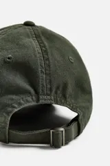 Gorra verde militar de algodón con efecto lavado y visera curva.