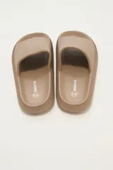 Sandalias tipo ojotas color negro con plataforma.