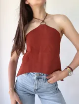 Top color terracota con cuello halter y espalda descubierta.