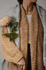 Saco tejido a mano en color crudo, confeccionado en lana y poliamida, de corte amplio y diseño minimalista.