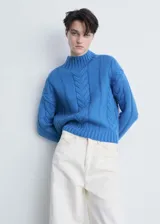 Sweater azul de punto trenzado con cuello perkins y mangas largas.