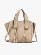 Cartera tipo tote de cuero color beige con costuras decorativas en hilo blanco.