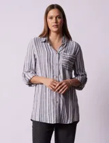 Camisa de lino a rayas grises, blancas y negras, con cuello clásico, escote en V, abertura frontal con botones y bolsillo de parche en el pecho.