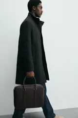 Maletín marrón con textura grabada, cierre de cremallera, bolsillo interno para dispositivos electrónicos de hasta 13 pulgadas, bolsillo frontal con cremallera, doble asa de mano y asa de hombro ajustable y extraíble.