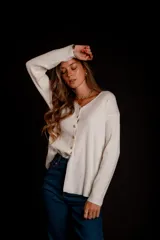 Blusa de morley elastizado color beige, de calce ajustado y mangas largas.