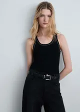 Musculosa verde oscuro de punto canalé con ribetes en contraste.