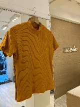 Polera color mostaza de morley y algodón, con cuello alto y mangas cortas.