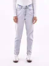 Jeans de mezclilla color celeste claro con efecto ácido (acid wash), tiro alto y corte recto o ligeramente holgado.