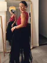 Musculosa negra de terciopelo con lentejuelas.