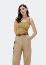 Musculosa slim color ocre, de tela acanalada con cuello redondo y sisas anchas.