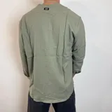Camisa verde militar de manga larga con cuello mao y corte regular.