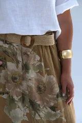 Falda larga color camel con estampado floral, corte amplio y cinturón de soga.