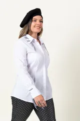 Camisa de algodón color blanco con detalles de cintas en los puños y ojalillos.