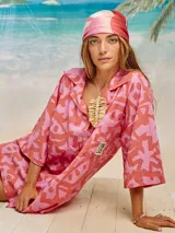Camisa oversize color rosa con estampado abstracto en color coral, de manga corta y cuello camisero.
