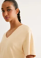 Blusa color negro de manga corta con cuello en V y corte oversized.