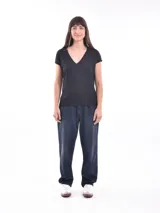 Pantalón de jean negro de corte recto, tiro medio y lavado gastado.