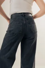 Pantalón de jean negro de corte wide leg y tiro alto.