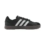 Zapatillas Adidas VL Court Base de hombre, color negro con las tres tiras laterales blancas y suela marrón. Inspiradas en el diseño de las zapatillas de skate.