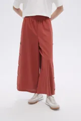 Pantalón palazzo estampado con cintura elastizada.