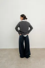 Pantalón marrón de tencel, corte ancho con pinzas y bolsillos laterales.