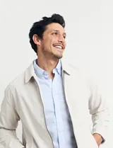 Campera de hombre color beige con cierre frontal, cuello camisero y bolsillos laterales. Corte clásico.