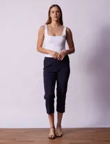 Pantalón capri blanco en gabardina elastizada, marca Zac & Rachel. Pretina ancha elastizada. Delantera y trasera con bolsillos simulados.