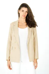 Blazer color beige de lino con doble botonadura dorada, solapas de muesca y bolsillos delanteros con solapa.