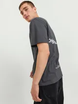 Camiseta gris de manga corta y cuello redondo con estampado en la espalda que dice "Originals Studio" y "Brought to you by Org Dept. Designed in Copenhagen".