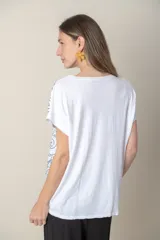 Remera verde con estampado de hojas en azul marino, de lino en el frente y algodón en la espalda.