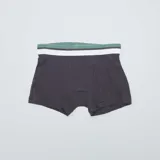 Pack de tres boxers de algodón con cintura elástica: uno blanco con estampado de pelotas de fútbol y llamas, uno negro con cintura a rayas y uno verde con estampado de pelotas de fútbol y llamas.