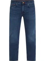 Pantalón de jean azul oscuro, de corte recto, con diseño clásico de cinco bolsillos, cierre de botón con cremallera y logo de la marca en la parte trasera.