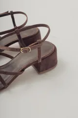 Sandalias de cuero color marrón con taco bloque bajo y tiras finas cruzadas.