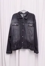 Campera de jean recta color gris oscuro, con cuello clásico, cierre frontal con botones metálicos, bolsillos con solapa abotonada en el pecho y bolsillos laterales.