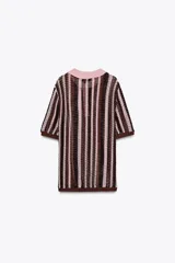 Jersey tipo polo de punto a rayas verticales marrones, rosas y blancas, con cuello solapa rosa y escote pico con botones.