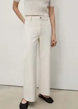 Pantalón de jean color crudo, de corte culotte, tiro alto y bajo desflecado.